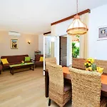 Holiday Home In Okrug Gornji 6160 Semesterbostad Trogir