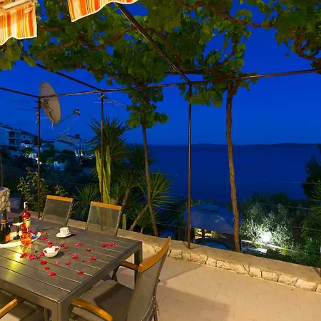 Holiday Home In Okrug Gornji 6160 Semesterbostad