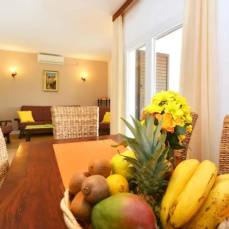Holiday Home In Okrug Gornji 6160 Semesterbostad Trogir