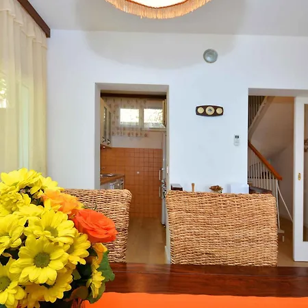 Holiday Home In Okrug Gornji 6160 Semesterbostad